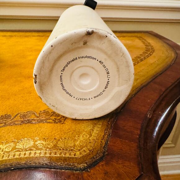 Hydro Flask White 40 ounce Wide Mouth Straw Top Insulated Stainless Water Bottle - Picture 4 of 4